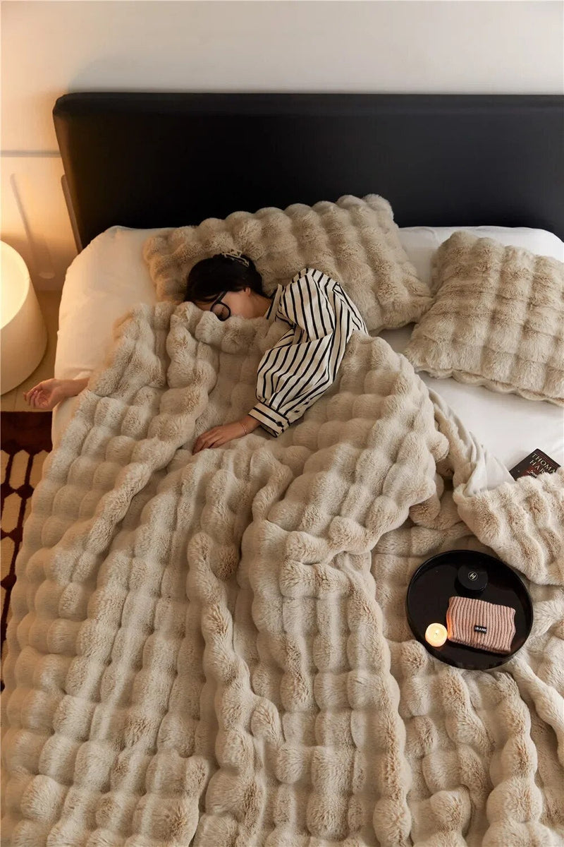 Treat yourself to the Luxury Fluffy Fleece Blanket 100x160 cm – Warm and Comfortable Microfiber for Cozy Cold Evenings!