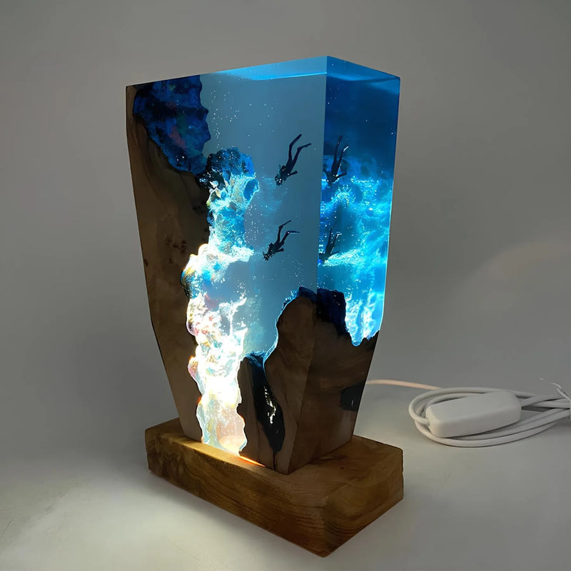 Adjustable LED Ocean Diver Table Lamp – Maritime Design in Resin and Wood, Ideal for Your Living or Bedroom