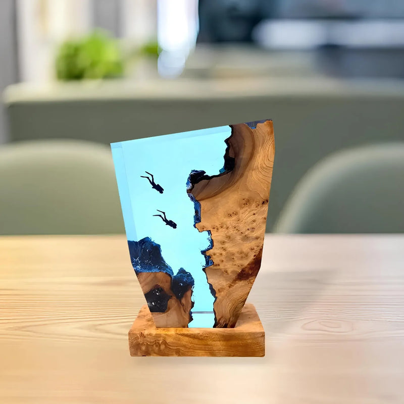 Adjustable LED Ocean Diver Table Lamp – Maritime Design in Resin and Wood, Ideal for Your Living or Bedroom