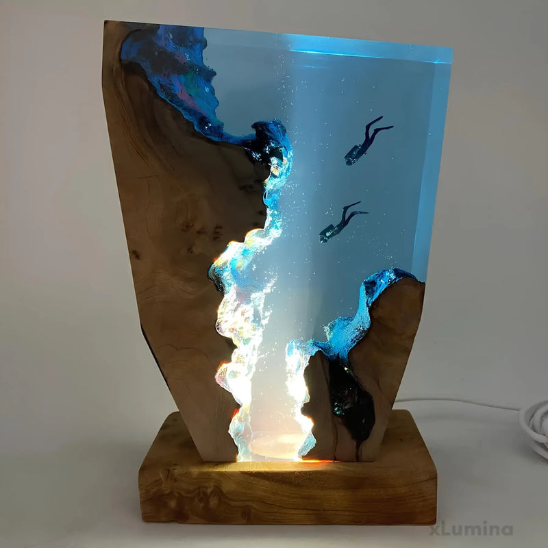 Adjustable LED Ocean Diver Table Lamp – Maritime Design in Resin and Wood, Ideal for Your Living or Bedroom