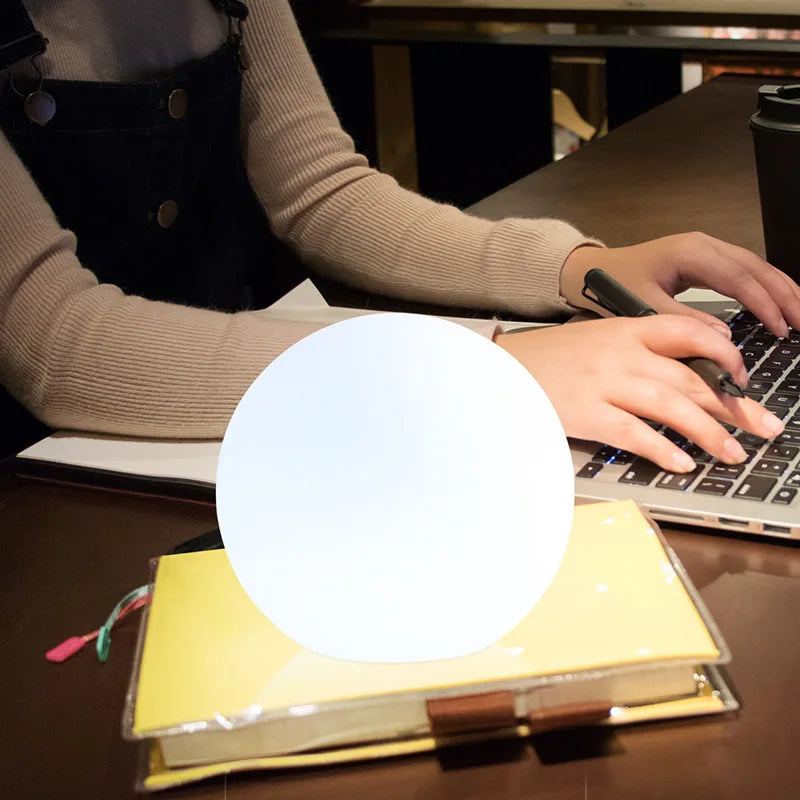 AuraBall LED Table Lamp – Create an Enchanting Atmosphere with Dynamic Color Changes