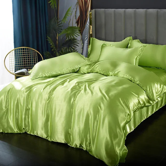 Treat yourself to our Luxury Satin Bedding Set – Premium Silk-Satin including Duvet Cover, Fitted Sheet, and Pillowcases for ultimate comfort!