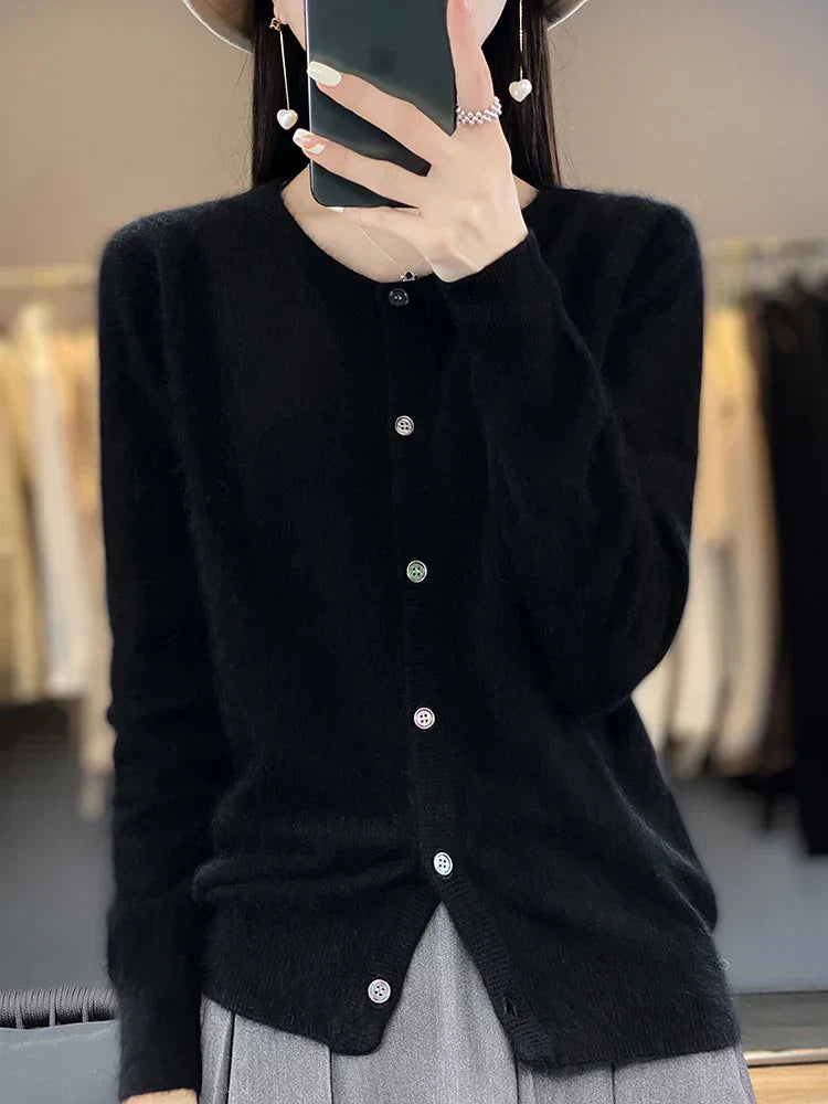 Chic Cashmere Cardigan of Luxury Vison – Timeless Style and Unmatched Comfort