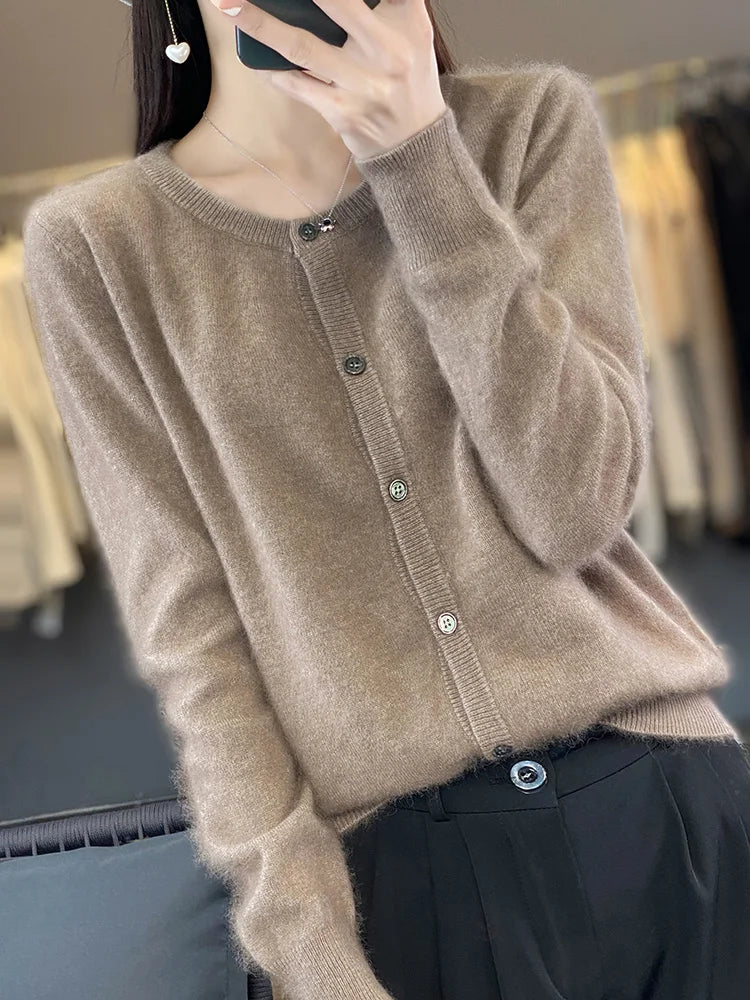 Chic Cashmere Cardigan of Luxury Vison – Timeless Style and Unmatched Comfort