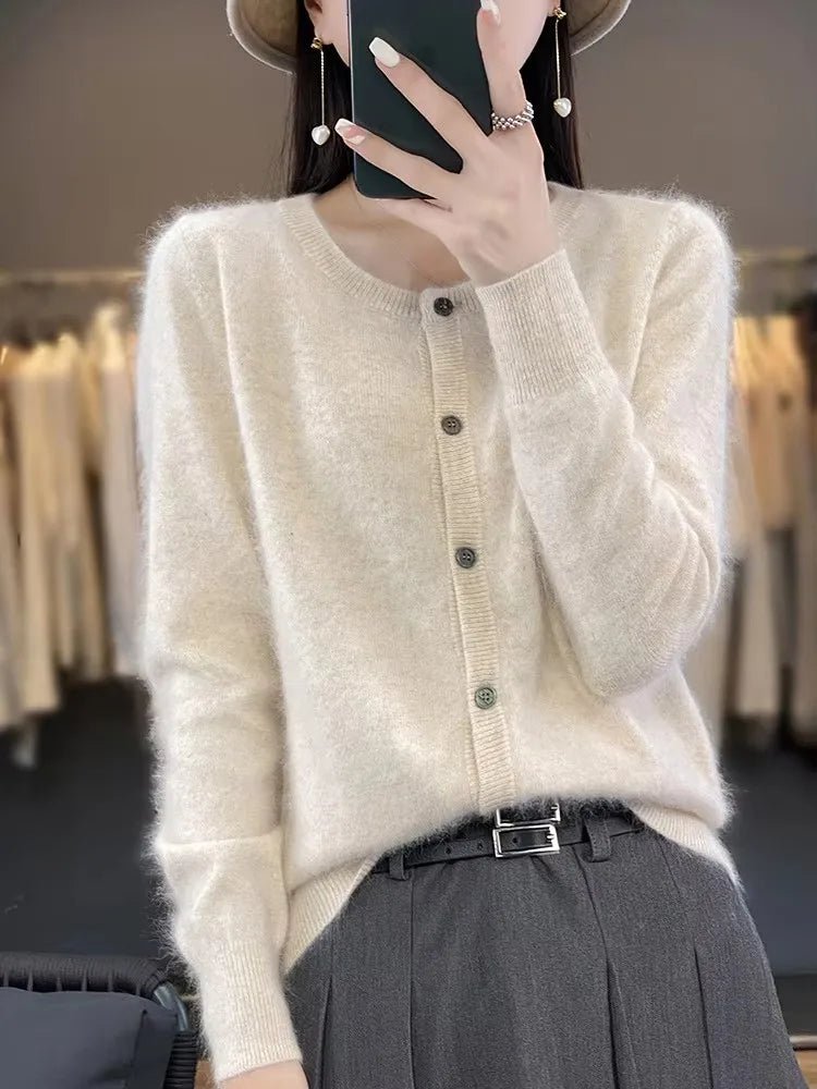 Chic Cashmere Cardigan of Luxury Vison – Timeless Style and Unmatched Comfort