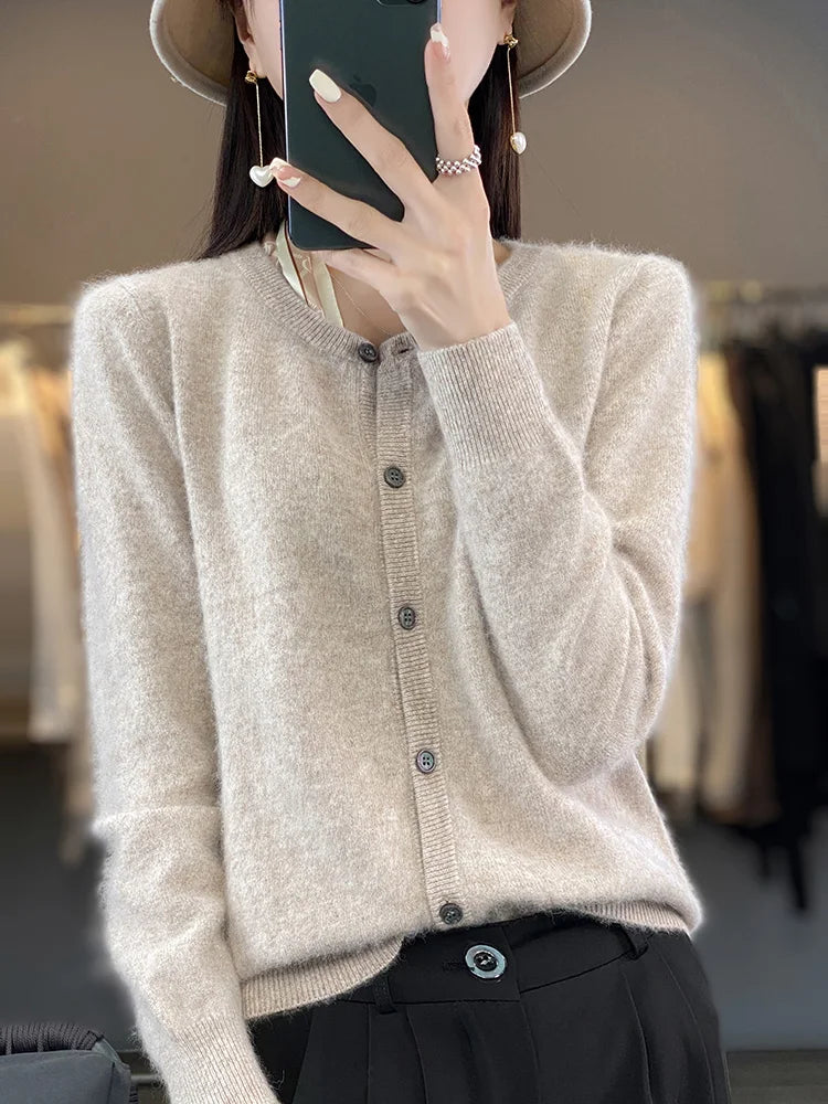 Chic Cashmere Cardigan of Luxury Vison – Timeless Style and Unmatched Comfort