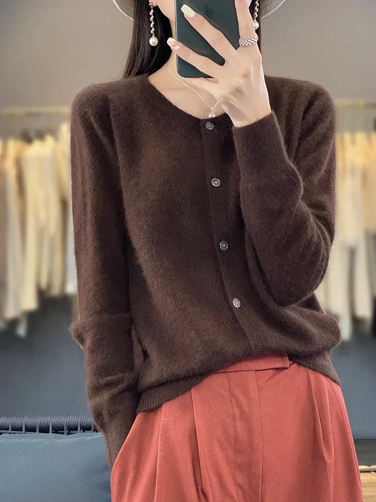 Chic Cashmere Cardigan of Luxury Vison – Timeless Style and Unmatched Comfort