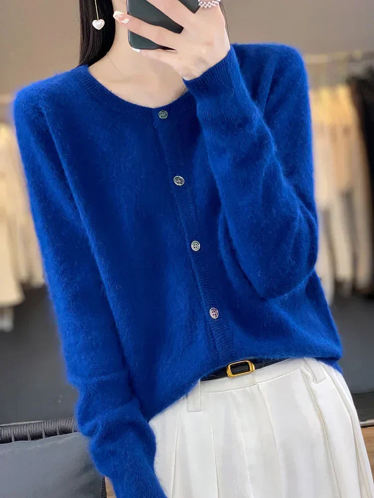 Chic Cashmere Cardigan of Luxury Vison – Timeless Style and Unmatched Comfort