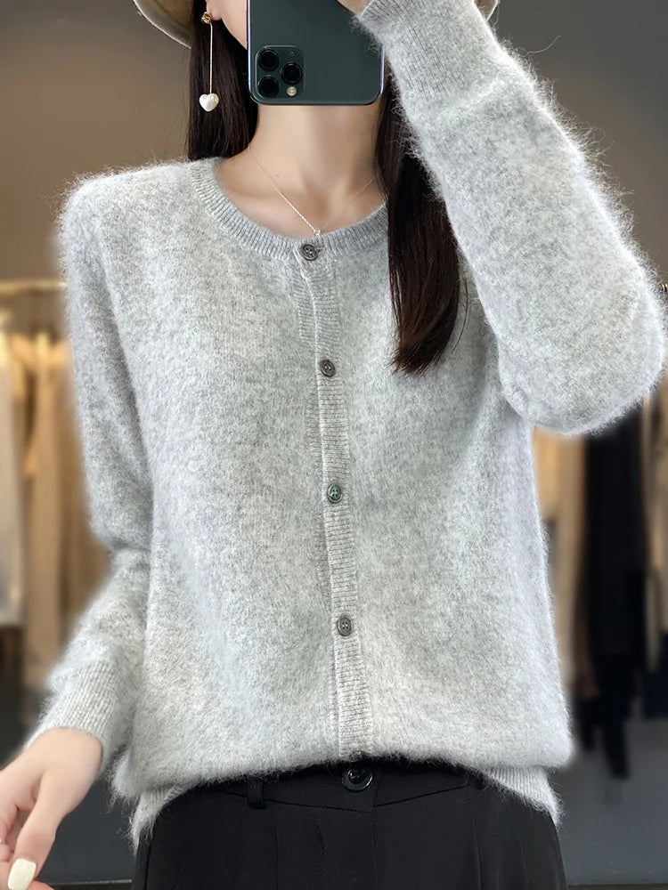 Chic Cashmere Cardigan of Luxury Vison – Timeless Style and Unmatched Comfort