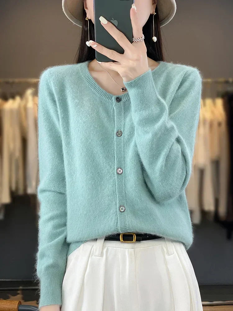 Chic Cashmere Cardigan of Luxury Vison – Timeless Style and Unmatched Comfort