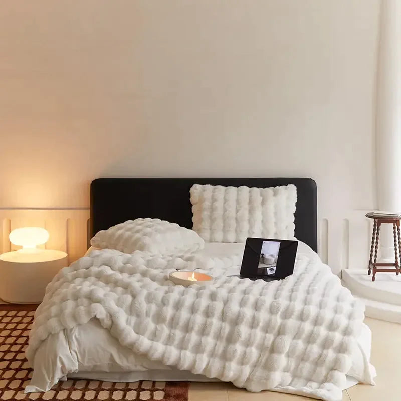 Treat yourself to the Luxury Fluffy Fleece Blanket 100x160 cm – Warm and Comfortable Microfiber for Cozy Cold Evenings!