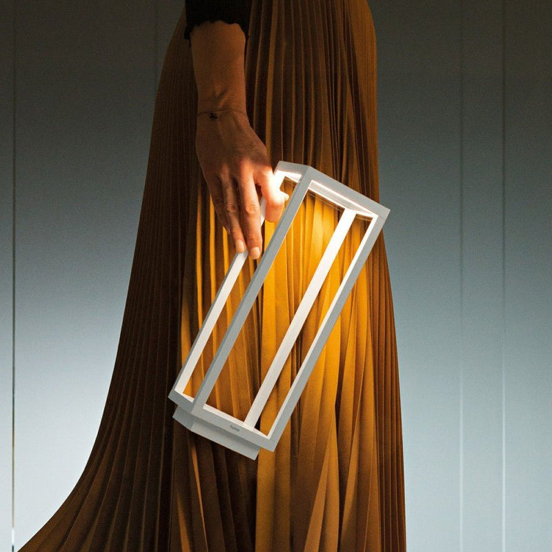 Stylish Wireless Table Lamp from Lumora - The Perfect Combination of Elegance and Functionality